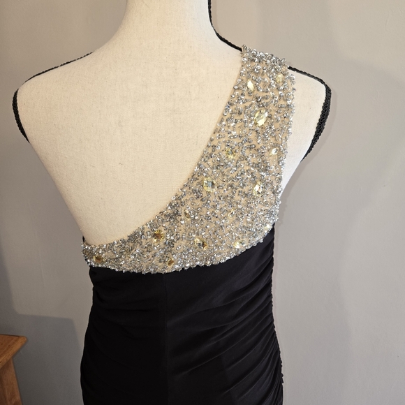 Boutique black evening gown. Off the shoulder, sequin and bea… - Picture 2 of 7